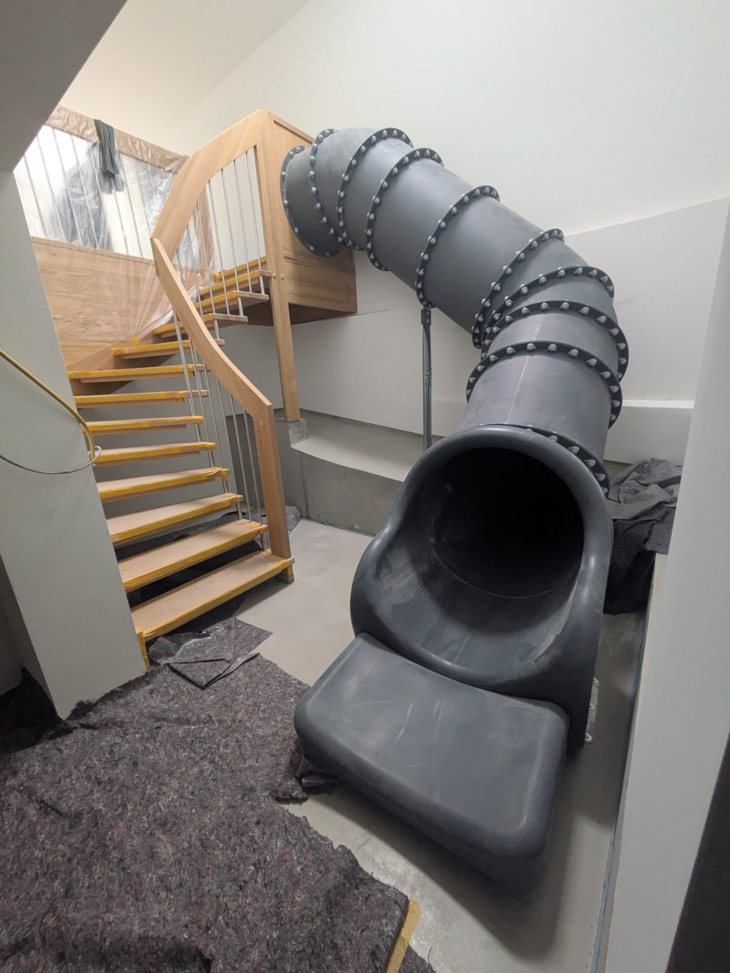 Spiralförmige Röhrenrutsche, TÜV-geprüft