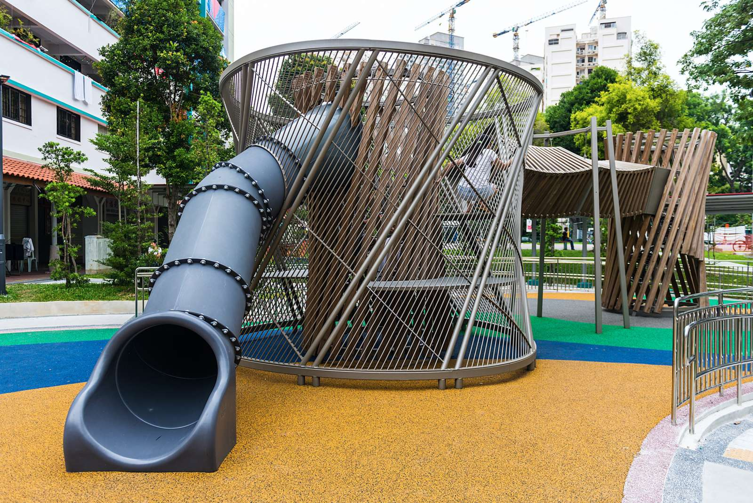 Spiralförmige Röhrenrutsche 360°, individuell & TÜV-geprüft