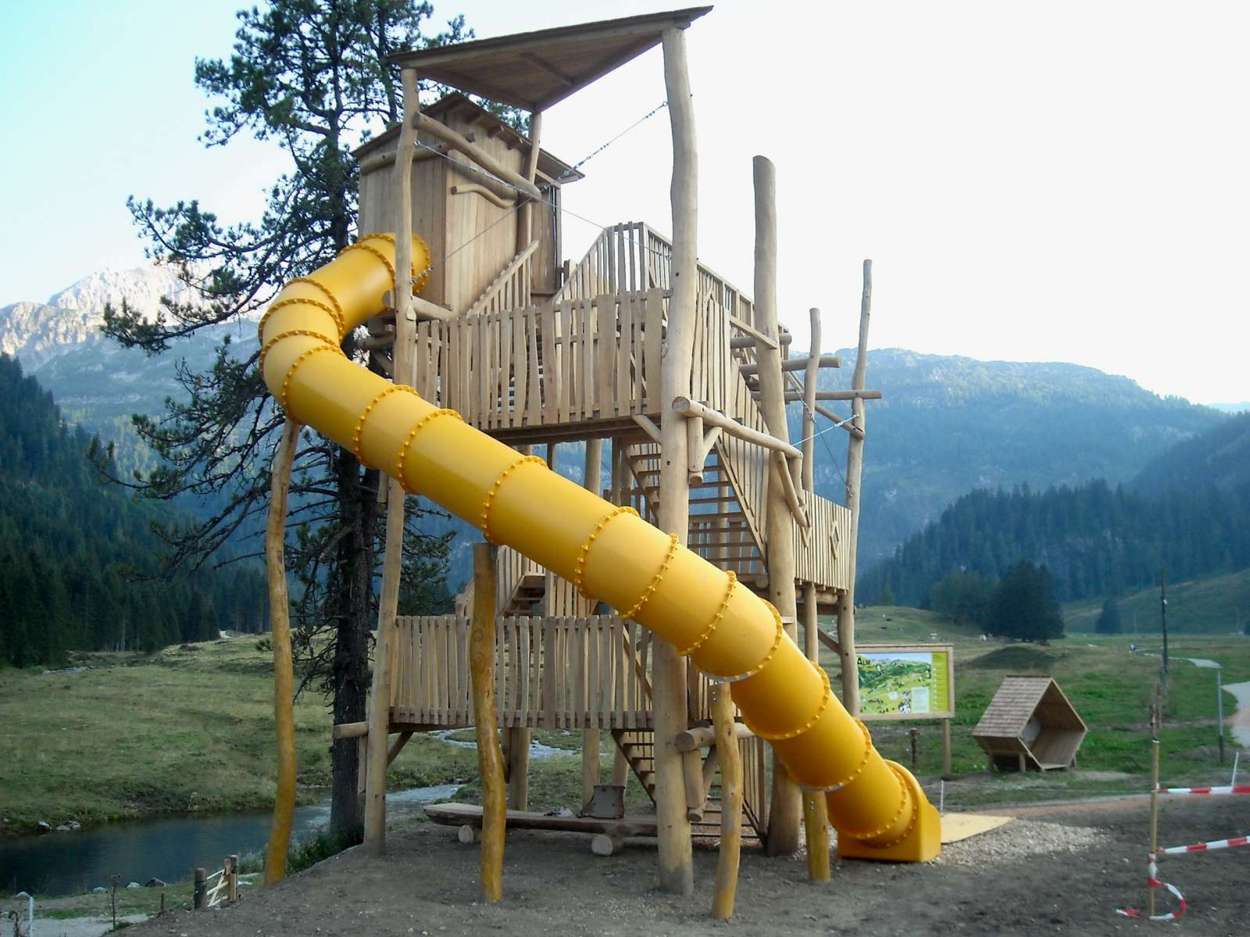 Spiralförmige Röhrenrutsche, TÜV-geprüft